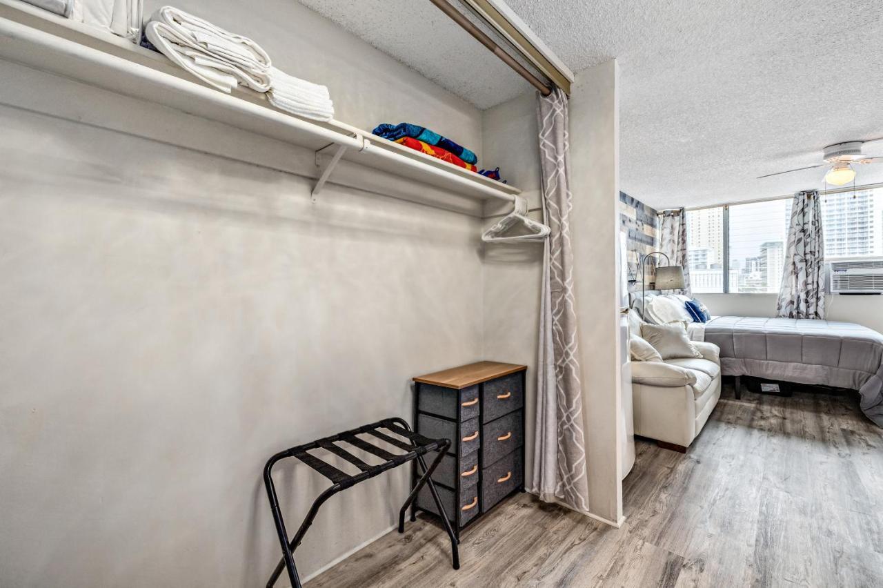 Modern Waikiki Condo Perfect For Beach Getaway! โฮโนลูลู ภายนอก รูปภาพ