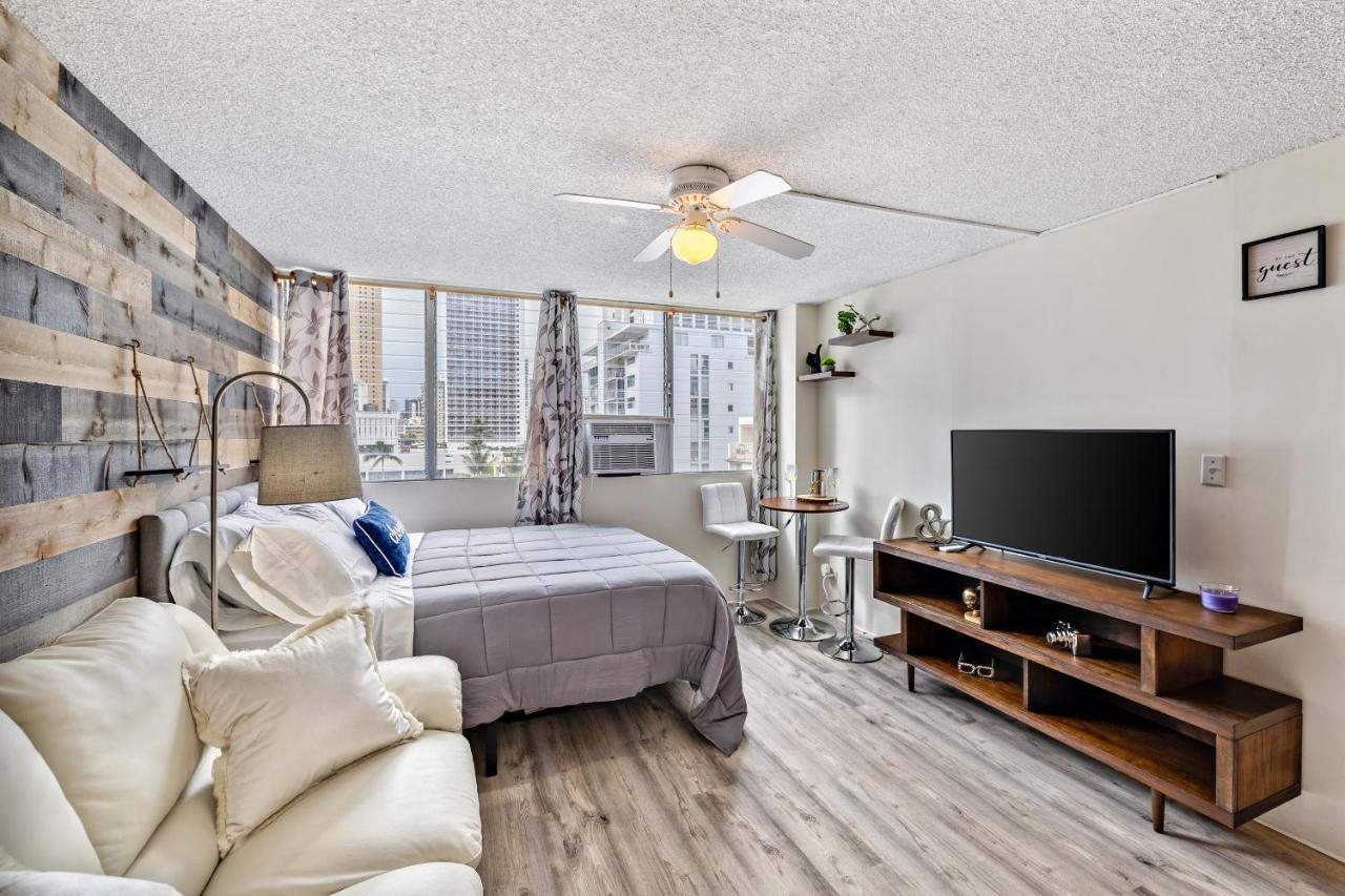 Modern Waikiki Condo Perfect For Beach Getaway! โฮโนลูลู ภายนอก รูปภาพ