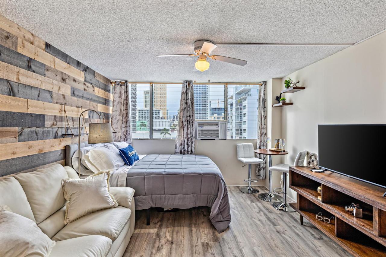 Modern Waikiki Condo Perfect For Beach Getaway! โฮโนลูลู ภายนอก รูปภาพ
