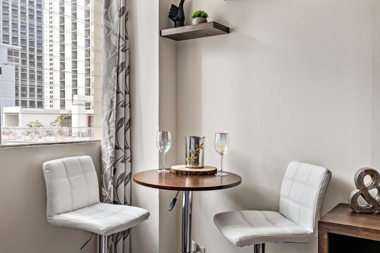 Modern Waikiki Condo Perfect For Beach Getaway! โฮโนลูลู ภายนอก รูปภาพ