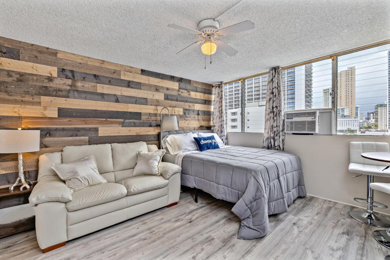 Modern Waikiki Condo Perfect For Beach Getaway! โฮโนลูลู ภายนอก รูปภาพ
